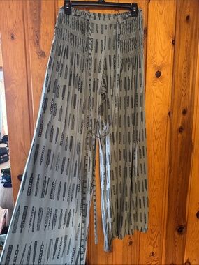 Brand New With Tags Living Hula Wide Leg Printed Women’s Pants in Gray